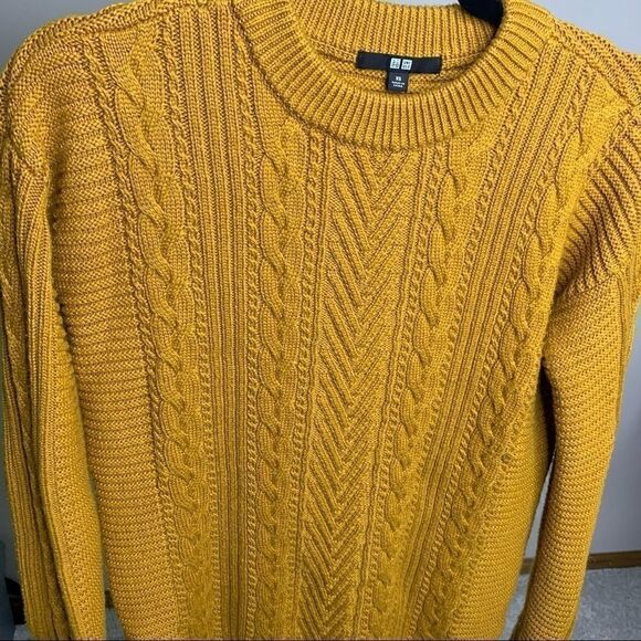 SALE💛 Uniqlo xs mustard sweater crew neck B1 - Picture 8 of 9